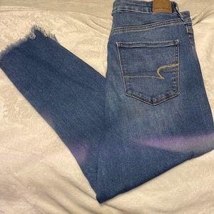 Like new American eagle distressed ankle jeans
